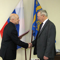 Виктор Ходько вручает Геннадию Кочеткову акт готовности ОАО «ТГК-4» к прохождению осенне-зимнего периода 2008–2009