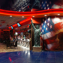 В американском ресторане боулинг-клуба «Коктейль» гостей встречает 4-метровая Статуя Свободы