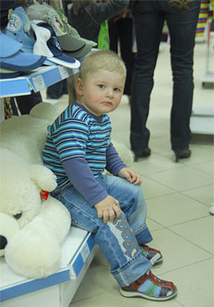 Андрею, которому еще нет двух лет, понравилось бегать в новых сандалиях