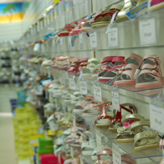 В обувном отделе детского супермаркета также все готово к лету: всевозможные сандалии, ботиночки, чешки, кроссовки, балетки...