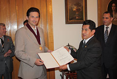 Аурелио Падийя Риос вручил Сергею Емельянову диплом и нагрудный знак Почетного профессора UNI
