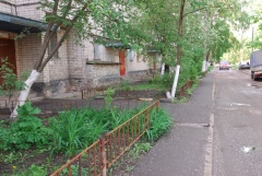Вот и деревья во дворе обрезали и побелили – впервые за много лет. Разбили клумбы, со дня на день должны высадить кустарники Вот и деревья во дворе обрезали и побелили – впервые за много лет. Разбили клумбы, со дня на день должны высадить кустарники