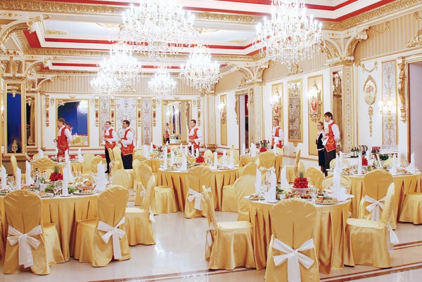 Ресторан «Торжеств» (сервируется по желанию заказчика) пожалуй просто царское место для проведения свадеб и юбилеев