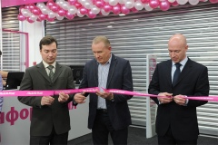 Ленточку перед входом в новый магазин перерезали директор «Media Markt» в Белгороде Алексей Бахтияров, генеральный директор Корпорации «ГРИНН» Николай Грешилов и региональный директор «Media-Saturn Russia» Фритьоф Хайнц Ленточку перед входом в новый магазин перерезали директор «Media Markt» в Белгороде Алексей Бахтияров, генеральный директор Корпорации «ГРИНН» Николай Грешилов и региональный директор «Media-Saturn Russia» Фритьоф Хайнц