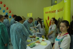 Гостей пригласили продегустировать курскую продукцию: молоко, кефир, творог, масло, плавленые сыры, зефир и конфеты от ООО "Курское молоко" Гостей пригласили продегустировать курскую продукцию: молоко, кефир, творог, масло, плавленые сыры, зефир и конфеты от ООО "Курское молоко"