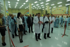 На церемонию прибыло руководство города и области. Красную ленточку перерезали губернатор Курской области Александр Михайлов и генеральный директор ООО «Курское молоко» Роман Колесниченко На церемонию прибыло руководство города и области. Красную ленточку перерезали губернатор Курской области Александр Михайлов и генеральный директор ООО «Курское молоко» Роман Колесниченко