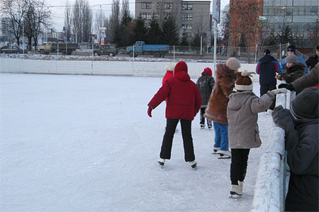 Жители Курска могут покататься на коньках за 50 рублей