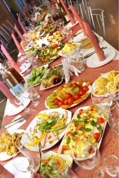 К «Трактиру Моква» можно приехать за услугой «ресторан на дому» по Курску – приготовим всевозможные блюда для свадеб, дней рождения, корпоративов, юбилеев по цене от 400 рублей на человека»