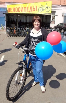 Алена Гребенников стала счастливой обладательницей новенького маунтинбайка Forward Next от компании «ВелоДом» в Курске Алена Гребенников стала счастливой обладательницей новенького маунтинбайка Forward Next от компании «ВелоДом» в Курске