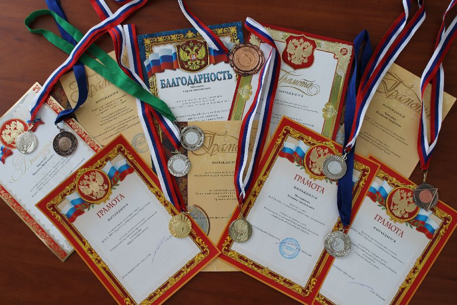 Достижениями являются многочисленные призы и благодарности от различных учебных заведений страны Достижениями являются многочисленные призы и благодарности от различных учебных заведений страны