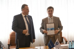 Паспорт готовности к осенне-зимнему периоду директору филиала ОАО «МРСК Центра» – «Курскэнерго» Александру Рудневскому вручил заместитель генерального директора по техническим вопросам – главный инженер ОАО «МРСК Центра» Александр Пилюгин Паспорт готовности к осенне-зимнему периоду директору филиала ОАО «МРСК Центра» – «Курскэнерго» Александру Рудневскому вручил заместитель генерального директора по техническим вопросам – главный инженер ОАО «МРСК Центра» Александр Пилюгин