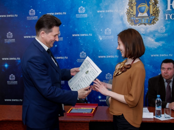 Самый первый диплом европейского образца ректор ЮЗГУ Сергей Емельянов вручил выпускнице Александре Конаревой Самый первый диплом европейского образца ректор ЮЗГУ Сергей Емельянов вручил выпускнице Александре Конаревой