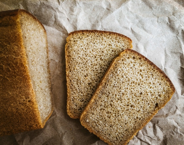 Десять образцов хлеба с полок супермаркетов отправили в лабораторию