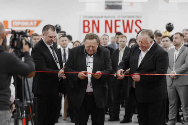 В торжественном открытии автоцентра принял участие председатель совета директоров «БН-Моторс» Алексей Подщеколдин (справа)