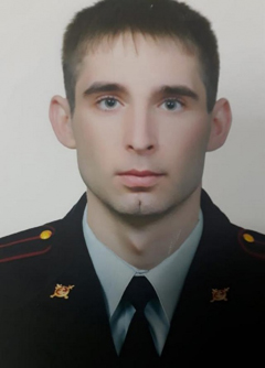 Старшему лейтенанту Александру Ельникову было 27 лет Старшему лейтенанту Александру Ельникову было 27 лет
