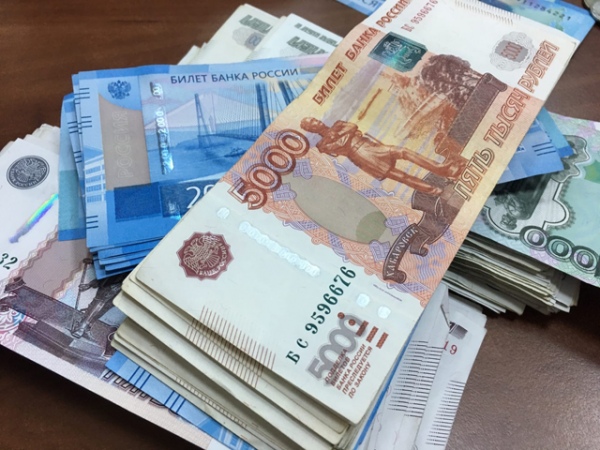 Сотрудник МВД получил 100 тысяч рублей от подозреваемого