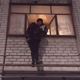 В Курске полицейские спасли девушку, застрявшую за балконом многоэтажки