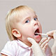 Облегчить боль в горле ребенку помогут полоскания с солью или содой