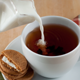 Чтобы зубы не темнели после употребления чая, в напиток следует добавлять молоко
