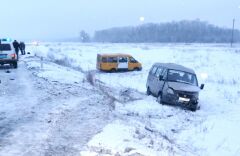 Обе «Газели» оказались в кювете Обе «Газели» оказались в кювете