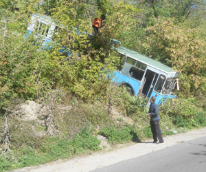 Машину занесло вправо, и троллейбус скатился вниз с высокой горы