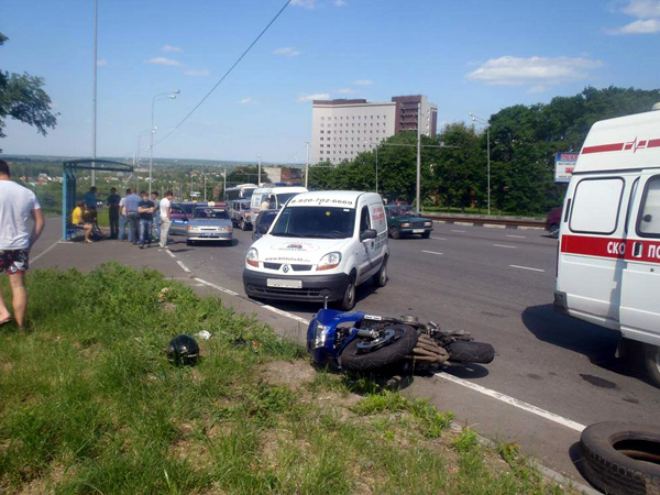 На улице Перекальского 32-летний водитель мотоцикла «Хонда» не справился управлением и допустил столкновение с автомобилем ВАЗ 2108, пострадал мотоциклист