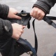Курские полицейские задержали мужчину, за сутки ограбившего прохожую и магазин