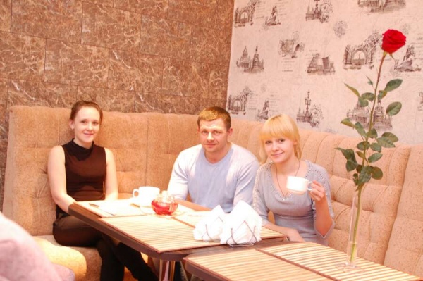 Для комфорта гостей «O'CAFE central» разделено на три зоны в Курске: классический банкетный зал с ресторанным меню, кафе с непринужденной легкой атмосферой и демократичными ценами, а также кальянная комната Для комфорта гостей «O'CAFE central» разделено на три зоны в Курске: классический банкетный зал с ресторанным меню, кафе с непринужденной легкой атмосферой и демократичными ценами, а также кальянная комната