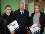 Подозреваемого скрутили двое охранников кафе Подозреваемого скрутили двое охранников кафе