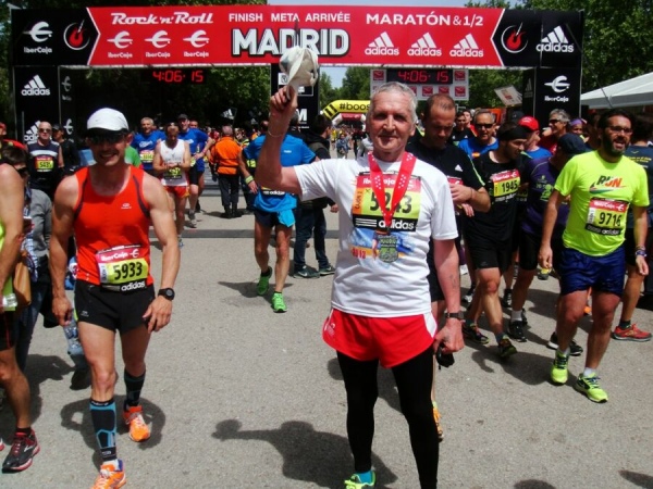 Курский пенсионер пробежал марафон в Мадриде под звуки рока