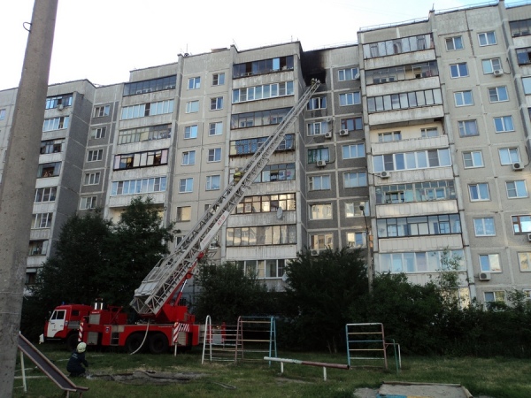 Огнеборцы использовали для тушения подъемник Огнеборцы использовали для тушения подъемник