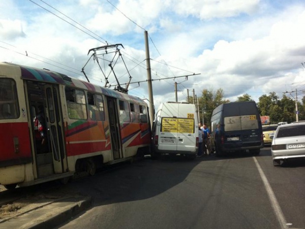 В Курске дорогу не поделили трамвай и маршрутка