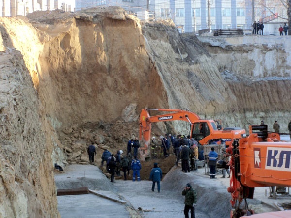 В Курске завели уголовное дело по факту гибели рабочих на стройплощадке торгового центра