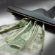 Домработница похитила у курян ценности на 1,5 миллиона