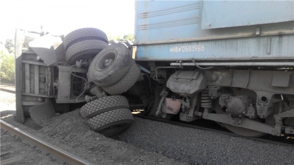 Под Курском водитель грузовика попал под электровоз