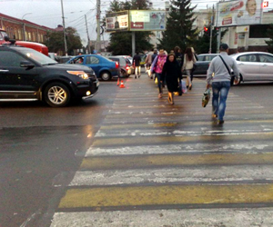 На улице Дзержинского автомобиль сбил ребенка, переходившего дорогу на зеленый свет На улице Дзержинского автомобиль сбил ребенка, переходившего дорогу на зеленый свет