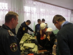 Сотрудники МЧС проводят урок безопасности со школьниками Сотрудники МЧС проводят урок безопасности со школьниками