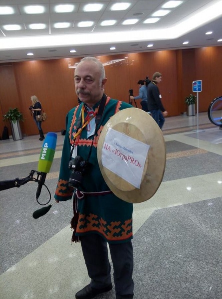На мероприятии меньше ярких персонажей, чем год назад, но обращает на себя внимание представитель Ханты-Мансийска в национальном костюме... На мероприятии меньше ярких персонажей, чем год назад, но обращает на себя внимание представитель Ханты-Мансийска в национальном костюме...
