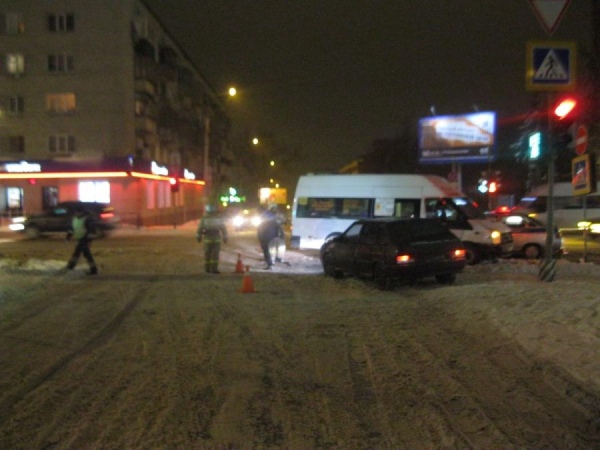 В центре Курска 14-я столкнулась с маршруткой