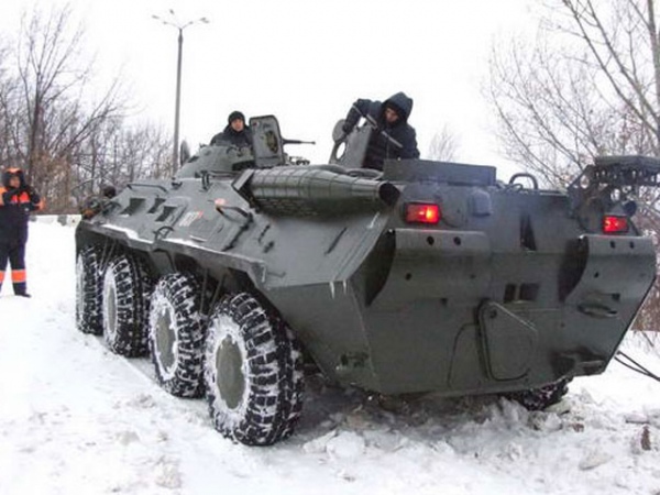 Вытаскивать транспорт из сугробов помогают военные БТРы Вытаскивать транспорт из сугробов помогают военные БТРы