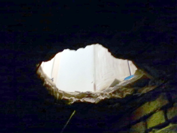 Проломив потолочное подвальное перекрытие, воры пробили дыру в полу служебного помещения «ювелирки»