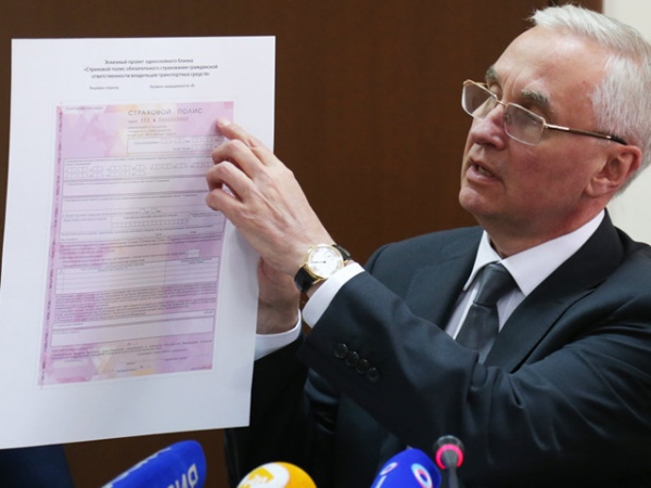 Президент ВСС и РСА Игорь Юргенс показывает, где будет находиться QR-код Президент ВСС и РСА Игорь Юргенс показывает, где будет находиться QR-код