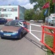 В Курске водитель попал в больницу, врезавшись в шлагбаум на выезде со двора