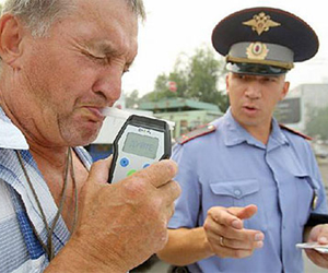 За управление авто в состоянии опьянения, водителю предусмотрен штраф в размере 30 тысяч рублей и лишение права управления на срок от полутора до двух лет За управление авто в состоянии опьянения, водителю предусмотрен штраф в размере 30 тысяч рублей и лишение права управления на срок от полутора до двух лет