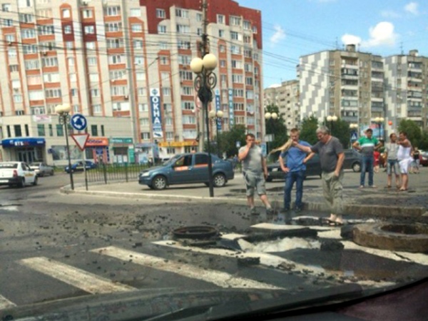 Владельцам поврежденных машин из-за прорыва трубопровода на Хрущева возместят ущерб
