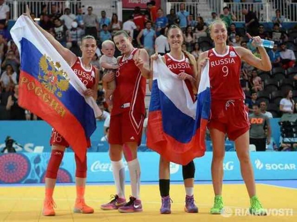 2015 год. В Баку курянка Таня Видмер (вторая слева с малышом) выиграла первое золото Европейских игр 2015 год. В Баку курянка Таня Видмер (вторая слева с малышом) выиграла первое золото Европейских игр