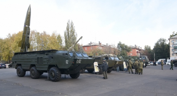 В честь Дня призывника на площади перед Дворцом молодежи организовали выставку военной техники В честь Дня призывника на площади перед Дворцом молодежи организовали выставку военной техники