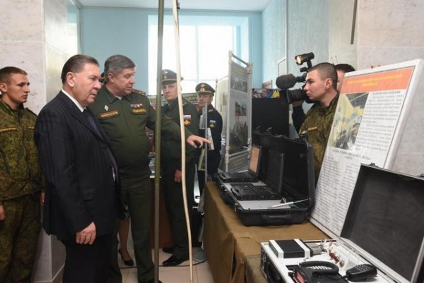 Губернатор Александр Михайлов и военком области Владимир Родионов на осмотре выставки оружия, приборов и обмундирования Губернатор Александр Михайлов и военком области Владимир Родионов на осмотре выставки оружия, приборов и обмундирования