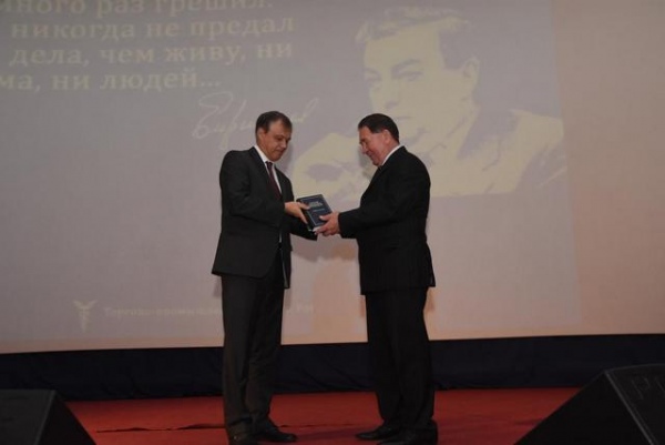 Вице-президент Российской Торгово-промышленной палаты Вадим Чубаров вручил уникальное издание губернатору Александру Михайлову Вице-президент Российской Торгово-промышленной палаты Вадим Чубаров вручил уникальное издание губернатору Александру Михайлову