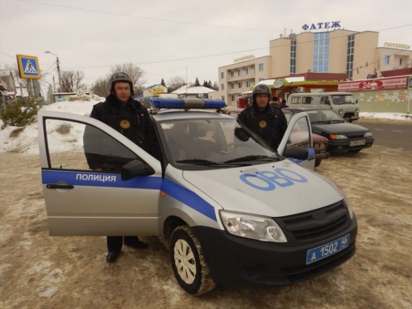 Сотрудники Росгвардии задержали подозреваемого на автовокзале Фатежа (фото rosgvard.ru) Сотрудники Росгвардии задержали подозреваемого на автовокзале Фатежа (фото rosgvard.ru)